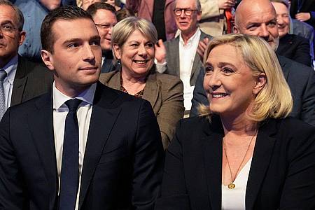 Marine Le Pen (r), damalige Präsidentschaftskandidatin der rechtsnationale Partei Rassemblement National(RN), und Jordan Bardella, stellvertretender Vorsitzender des RN, sitzen bei einer Wahlkampfveranstaltung nebeneinander.
