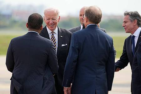 US-Präsident Joe Biden (2.v.l) und Außenminister Antony Blinken (r) werden bei ihrer Ankunft in Phnom Penh begrüßt.