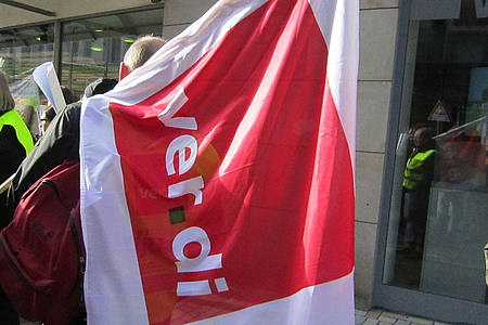 Rot-weiße Fahne von Verdi wg. eines Streiks