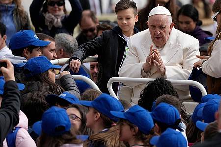 Vor dem Krankenhausaufenthalt: Papst Franziskus spricht mit Kindern bei seiner Generalaudienz.