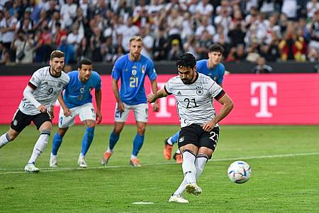 Deutschlands Ilkay Gündogan (r) erzielt per Elfmeter das Tor zum 2:0.