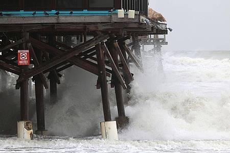 Der Sturm «Nicole» hat über den Bahamas an Stärke gewonnen und steuert nun auf die Ostküste der USA zu.