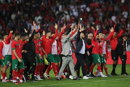 Marokkanische Spieler feiern den Sieg ihrer Mannschaft.