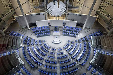 Blick in den Plenarsaal des Bundestags im Reichstagsgebäude.