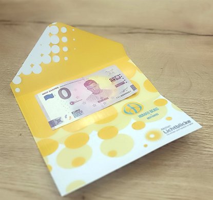 0€-Schein mit dem Bild von Nico Santos in einem Lichtblicke Briefumschlag