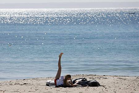 Urlauber am Strand von Palmanova auf der Urlaubsinsel Mallorca: In Spanien gibt es kaum noch Corona-Beschränkungen.