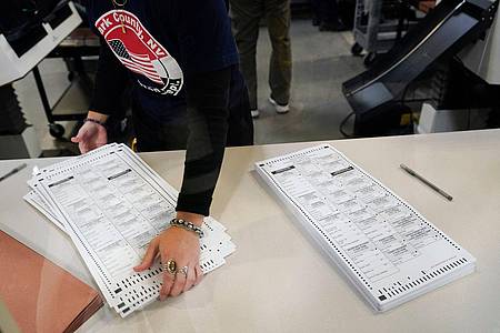 Ein Wahlhelfer wertet die Stimmzettel im Clark County Election Department in Nevada aus.