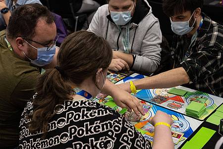 Bei der Pokémon-Europameisterschaft treten Spielerinnen und Spieler auch mit Karten gegeneinander an.
