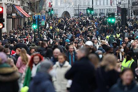 Passanten in der Regent Street in London Die Sozialleistungen werden im April um 10,1 Prozent angehoben.