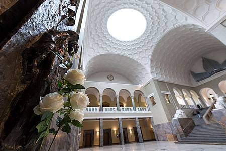 Das Denkmal für die Weiße Rose im Lichthof der Münchener Universität.
