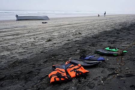 Rettungswesten und ein Boot liegen auf dem Blacks Beach bei San Diego.