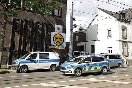 Polizeifahrzeuge vor dem Don-Bosco-Gymnasium. Hier wollte der  16-jährige deutschen Schüler ein «Massaker» anrichten (Archivbild).