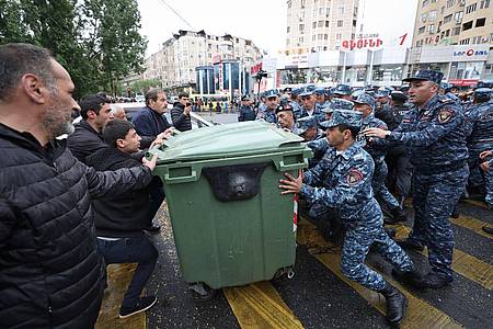 Polizisten und Demonstranten stoßen auf einer Straßen in Eriwan zusammen.