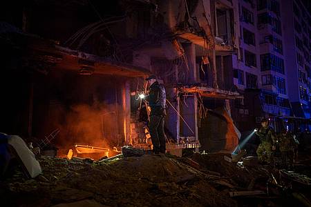 Polizisten und Mitglieder der Armee inspizieren das Gebiet nach einer Explosion in Kiew.