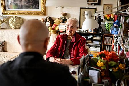 Helga Müller und Jan Römmler unterhalten sich am Esstisch bei einem Besuch. Unter der Motto "Jung trifft Alt" vermittelt der Verein "Freunde alter Menschen" Kontakte zwischen jungen und älteren Menschen.