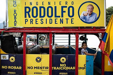 Ein Kind sitzt in der «Rodolfoneta» und hält eine Nationalflagge Kolumbiens während einer Karawane zur Unterstützung des Präsidentschaftskandidaten Rodolfo Hernandez einen Tag vor der Stichwahl.