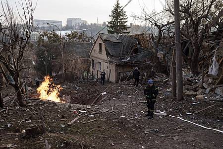 Rettungskräfte treffen an Silvester in einem Wohngebiet in Kiew ein, das nach ukrainischen Angaben bei einem russischen Angriff getroffen wurde.