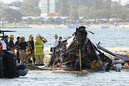 Rettungskräfte sind neben einem abgestürzten Hubschrauber in der Nähe von Seaworld an der Gold Coast im Einsatz.