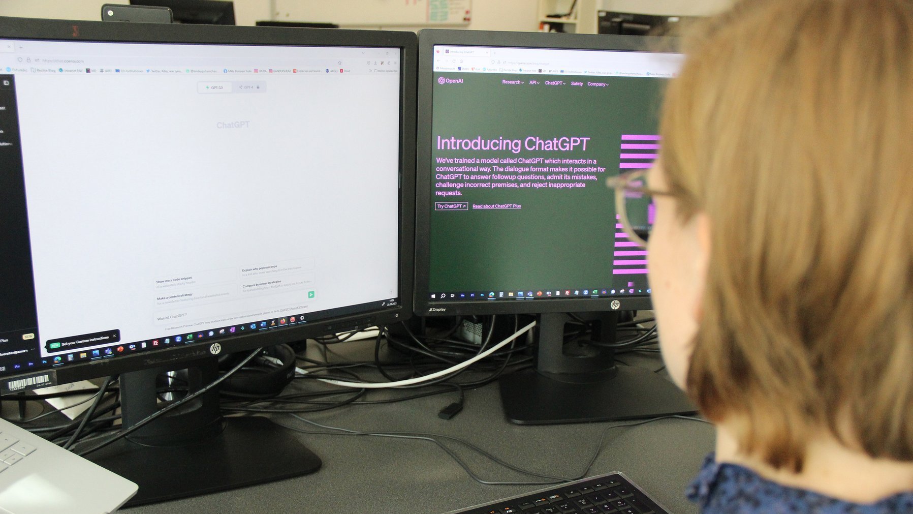 Frau sitzt vor PC mit ChatGPT geöffnet.