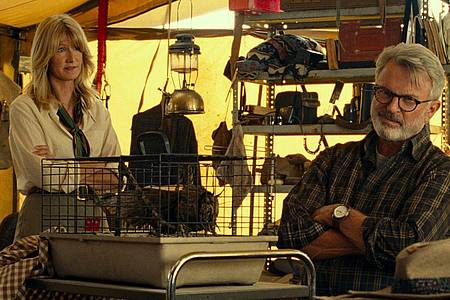 Laura Dern (l) und Sam Neill in einer Szene des Films "Jurassic World: Ein neues Zeitalter".