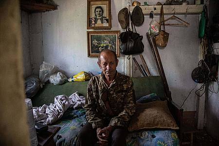 Der 62-jährige Sergii Dayneko wohnt in einer kleinen Werkstatt in Horenka, nachdem er während des russischen Angriffs sein Haus verloren hat.