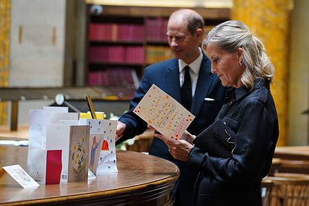 Prinz Edward und seine Frau Sophie betrachten die Beileidsbekundungen in der Zentralbibliothek von Manchester nach dem Tod von Königin Elizabeth II..