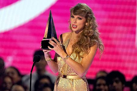 Taylor Swift nimmt den Preis für das beste Musikvideo bei den American Music Awards 2022 entgegen.