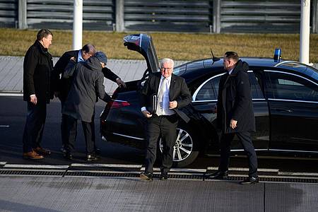 Bundespräsident Frank-Walter Steinmeier steigt auf dem militärischen Teil vom Flughafen Berlin Brandenburg in ein Flugzeug der Flugbereitschaft der Bundeswehr, um zur Luftwaffenbasis Ämari (Estland) zu fliegen.