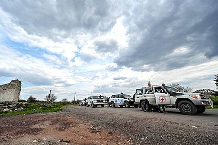 Fahrzeuge der UN-Evakuierungsmission und des Roten Kreuzes stehen an der Grenze des von der ukrainischen Regierung kontrollierten Gebietes der Region Saporischschja im Dorf Kamianske.