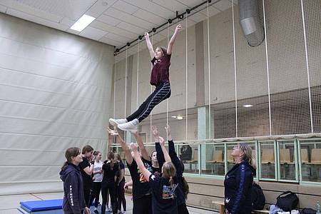 Die «Princess Cheerleader» des Sportvereins Empor Grün/Rot Wittenberge trainieren den «Basket Toss». Dabei wird der sogenannte «Flyer» in die Luft geworfen und vollzieht dort eine akrobatische Figur.
