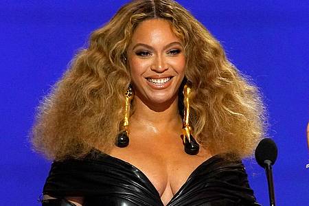 Beyoncé meldet sich mit neuen Songs und Fotos zurück.