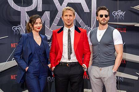 Die Schauspieler Ana de Armas (l-r), Ryan Gosling und Chris Evans bei Sondervorführung des Films «The Gray Man» von Netflix in Berlin.