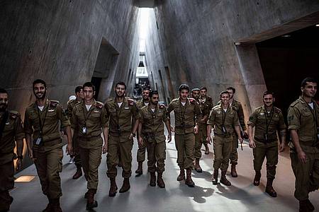 Israelische Soldaten im Museum Yad Vashem. Israel hat der im Holocaust ermordeten Juden gedacht.