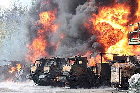 Ein Öldepot im von russlandnahen Separatisten kontrollierten Makiivka steht nach dem Einschlag von Raketen in Flammen.