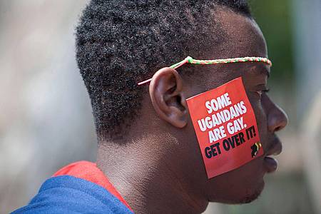 Ein Mann trägt bei LGBT-Pride-Feierlichkeiten in Entebbe einen Aufkleber mit der Aufschrift «Einige Ugander sind schwul. Finde dich damit ab» (Archivbild). Das ugandische Parlament hat für ein strenges Anti-Homosexuellengesetz votiert.