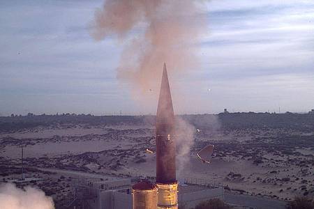 Eine «Arrow-3»-Abfangrakete startet von einem israelischen Militärstützpunkt.