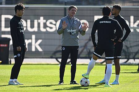 Cheftrainer Oliver Glasner (M) spricht beim Abschlusstraining von Eintracht Frankfurt mit Daichi Kamada (l-r), Makoto Hasebe und Djibril Sow.