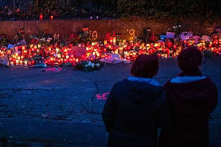 Zur blauen Stunde brennt ein Kerzenmeer am Tatort eines Messerangriffs auf zwei Mädchen.