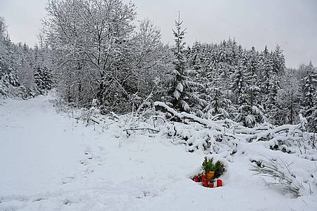 Unbekannte haben am Fundort der ermordeten Luise Blumen aufgestellt.