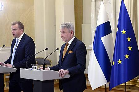 Antti Kaikkonen (l), Verteidigungsminister von Finnland, und Pekka Haavisto, Außenminister von Finnland, sprechen auf der Pressekonferenz zu den sicherheitspolitischen Entscheidungen Finnlands im Präsidentenpalast.