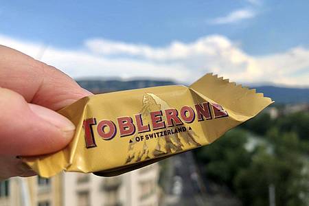 Weil die Toblerone-Schokolade bald teilweise in der Slowakei hergestellt wird, darf nicht mehr die Bezeichnung «Toblerone - of Switzerland» auf der Verpackung stehen.