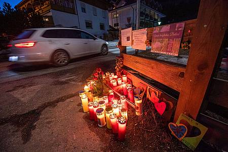 Blumen, Kerzen und Gedenkschmuck stehen und liegen am Ort des Unfalls bei dem ein Mann betrunken in eine Gruppe deutscher Skiurlauber gerast war.
