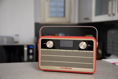 Rotes DAB+-Radio steht in Küche auf grauer Arbeitsplatte