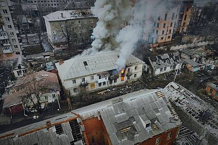 Rauch steigt aus einem brennenden Gebäude in einer Luftaufnahme von Bachmut auf, dem Ort schwerer Kämpfe mit russischen Truppen in der Region Donezk.