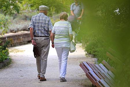 Regelmäßige Spaziergänge helfen bei Arthrose gegen Schmerzen - und beeinflussen den Fortschritt der Erkrankung.