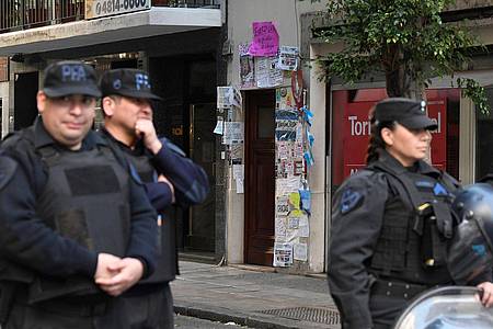 Bundespolizisten bewachen in Buenos Aires den Eingang zum Haus der argentinischen Vizepräsidentin Fernandez de Kirchner.