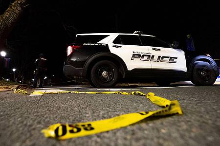 Ein Fahrzeug der Polizei von Charlottesville.Bei einer Gewalttat auf dem Campus der Universität von Virginia  hat ein Schütze drei Menschen getötet.