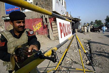Ein pakistanischer Polizeibeamter mit schwerem Geschütz.