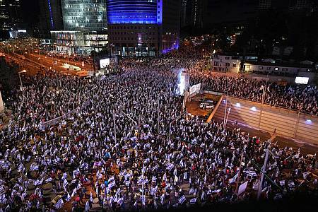 Medienberichten zufolge gingen allein in Tel Aviv mehr als 170.000 Menschen auf die Straße.