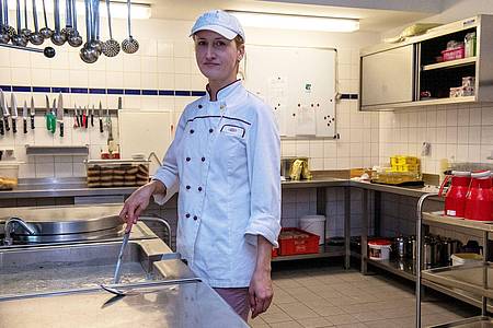 Mit viel Einfühlungsvermögen und Empathie kümmert sich Diätköchin Olga Rul um die spezielle Ernährung der Bewohnerinnen und Bewohner des Spezial-Pflegeheims Hennigsdorf.